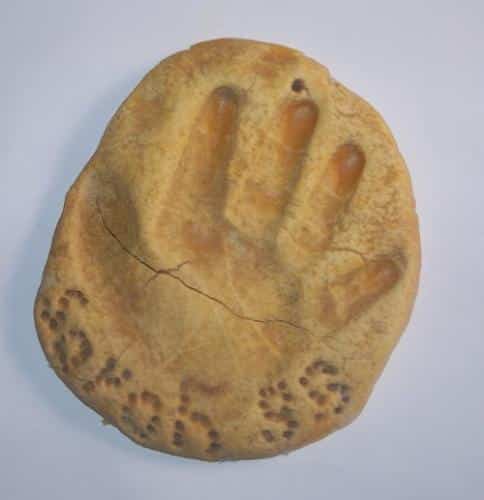 Salzteigprojekte können sehr lange halten. Wie dieser Handabdruck, der 30 Jahre alt ist